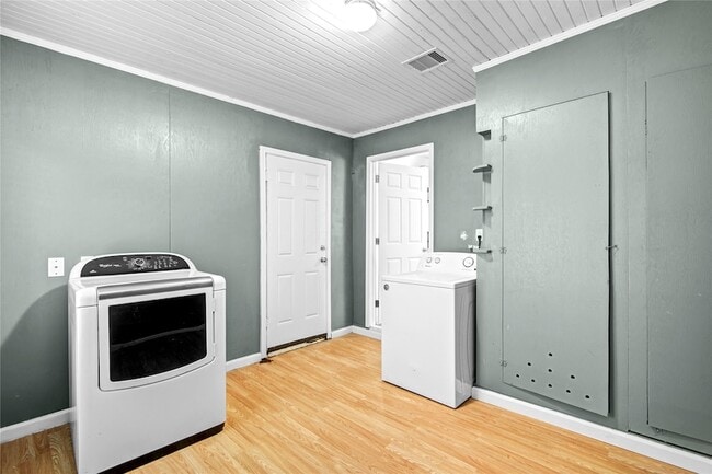 Building Photo - 8921 Oak Knoll Ln