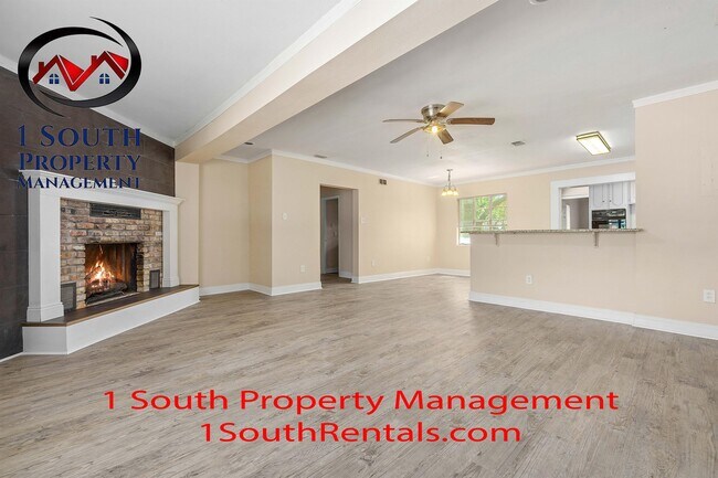 Building Photo - 3875 Hawthorne Dr