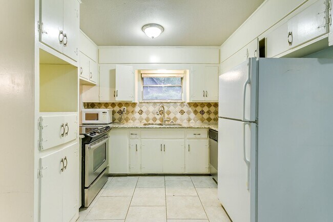 Building Photo - Ready for New Tenants- Large 3 bed, 2 bath...