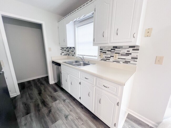 Building Photo - 3 Bedroom 2 Bathroom Home located on a cor...