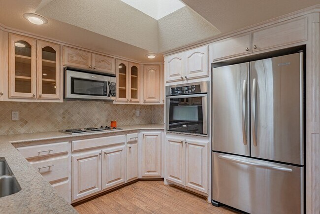 Building Photo - 8707 Holiday Dr