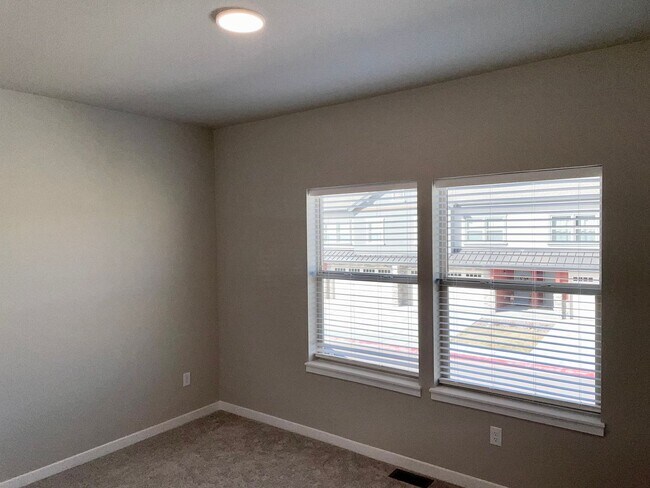 Building Photo - Townhome w/ All the Bells and Whistles!