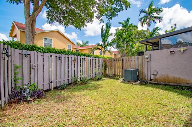 Building Photo - 6640 Thornhill Ct