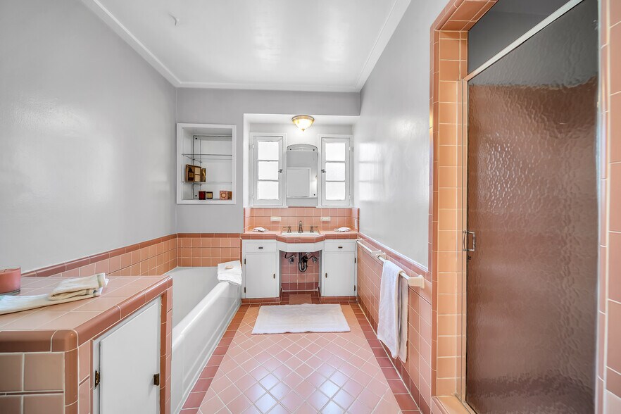 Building Photo - 1546 S Holt Ave