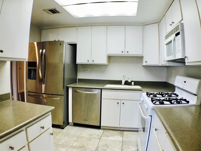 Building Photo - 15661 Viewridge Ln