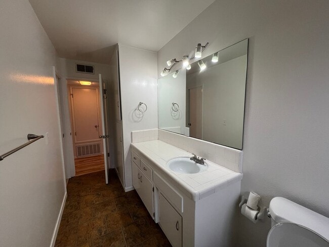 Building Photo - 371 Jamaica St