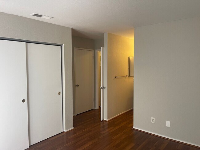 Building Photo - 2br/2ba condo with attached garage