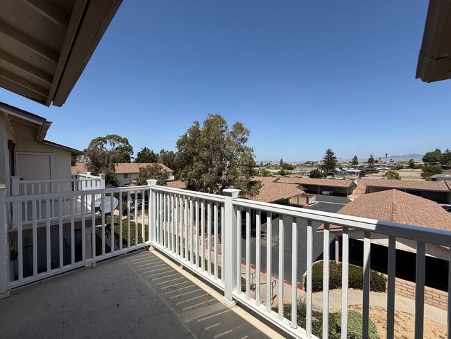 Building Photo - Quail Meadows Upstairs Condo with Easy Access to 101 Frwy/VSFB