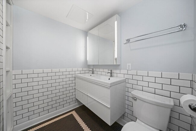 Building Photo - 2642 N Sacramento Ave