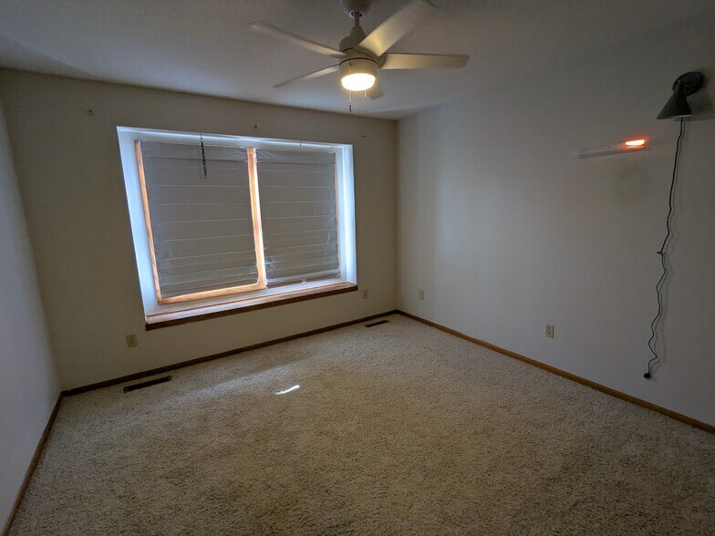 Building Photo - 2047 S Ridge Dr
