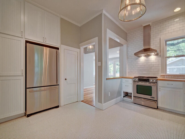 Building Photo - UT PRE-LEASE: Luxury 4 bedroom home in Wes...