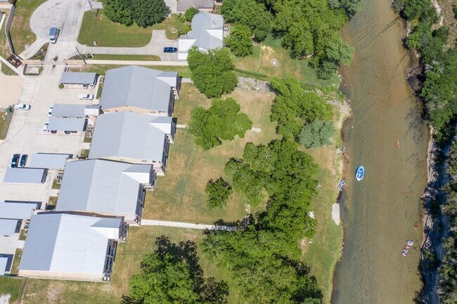 Building Photo - 540 River Run