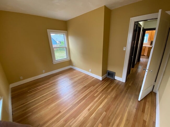 Building Photo - Arbor Lodge Bungalow!