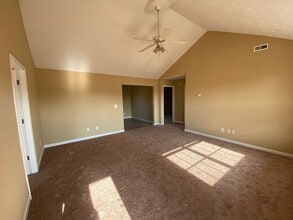 Building Photo - Open Plan with Split bedrooms