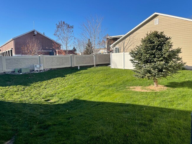 Building Photo - Beautiful Westend patio home