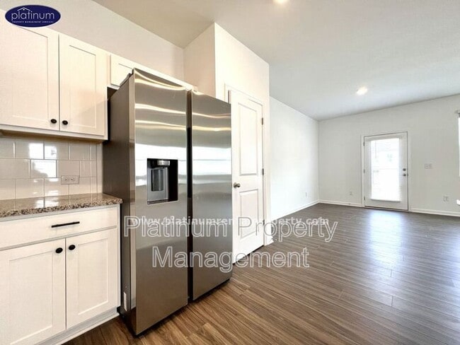 Building Photo - 5770 Thornton Dr