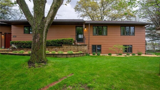 Building Photo - Spacious 4-Bedroom Home with Fenced Yard, ...