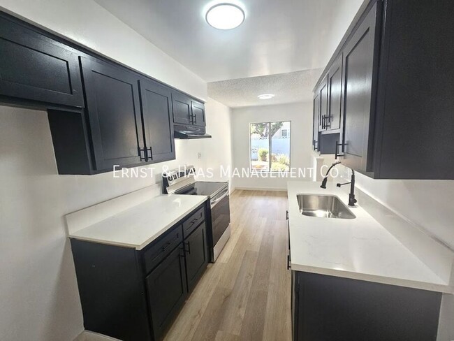 Building Photo - Renovated Spacious 2 Bedroom 1 Bathroom Ap...