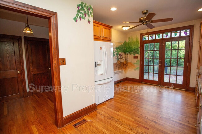 Building Photo - 319 N Newton Lake Dr