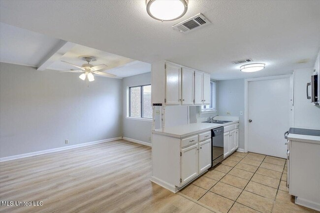 Building Photo - 167 Lakebend Cir