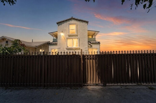 Building Photo - 2703 Alsace Ave