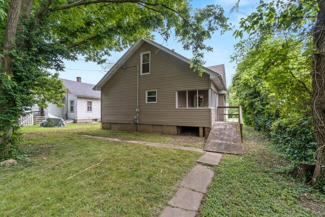 Building Photo - Charming House Close To SEMO