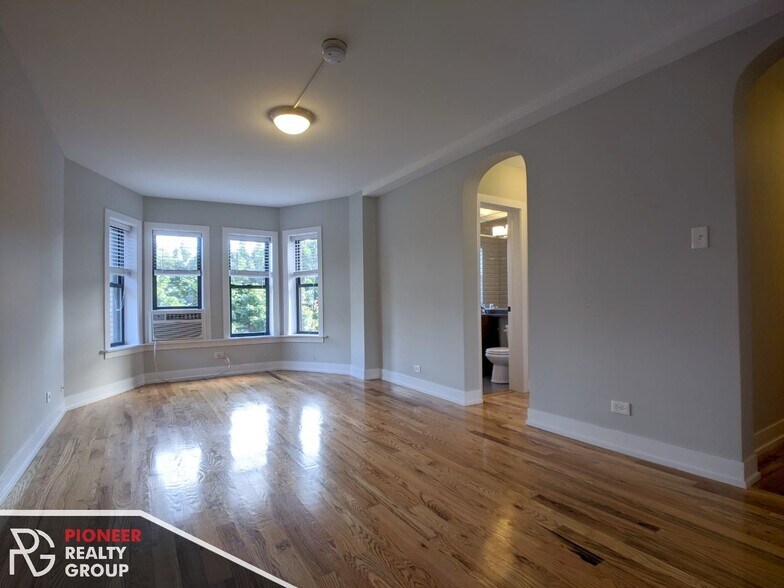 Building Photo - 560 W Arlington Pl