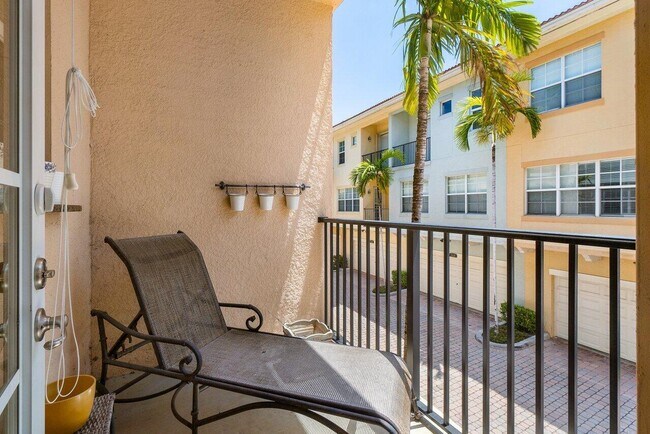 Building Photo - 11756 Valencia Gardens Ave