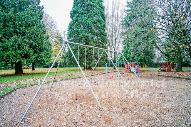 Building Photo - 14128 NE Sandy Blvd