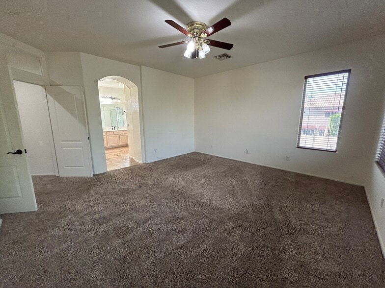 Building Photo - 9885 S La Rosa Dr