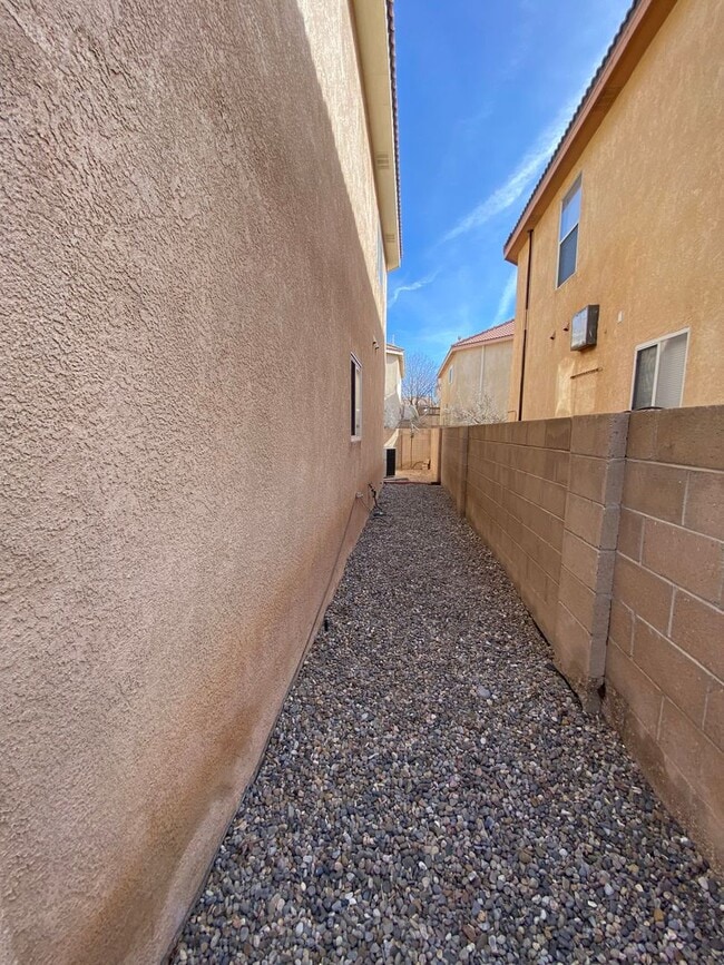 Building Photo - 3 bed 2.5 bath