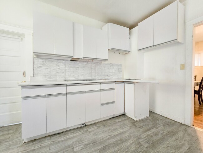 Building Photo - 481 Division St