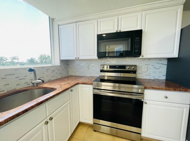 Building Photo - 1237 Hillsboro Mile