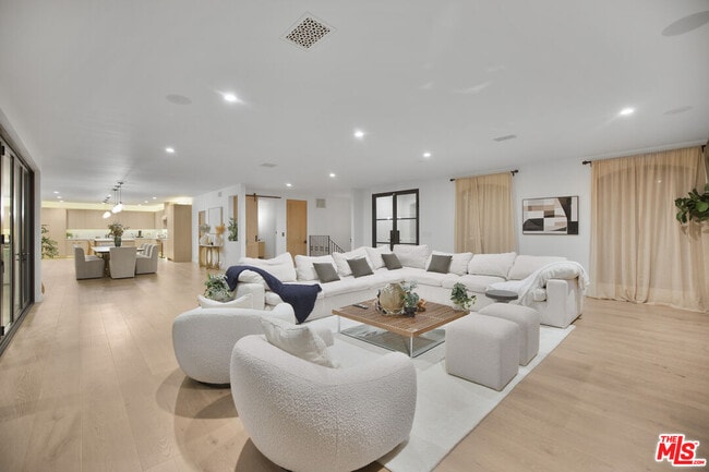 Building Photo - 7212 Mulholland Dr