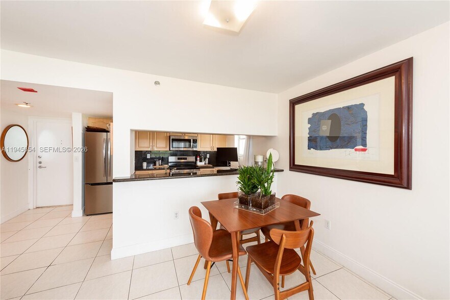 Building Photo - 1420 Brickell Bay Dr