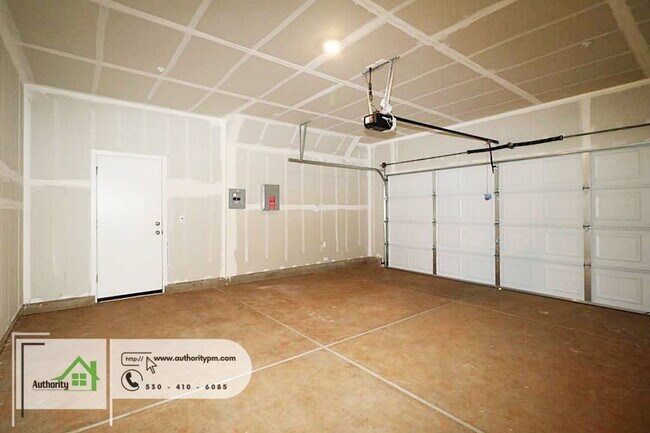 Building Photo - 2141 Hilltop Dr