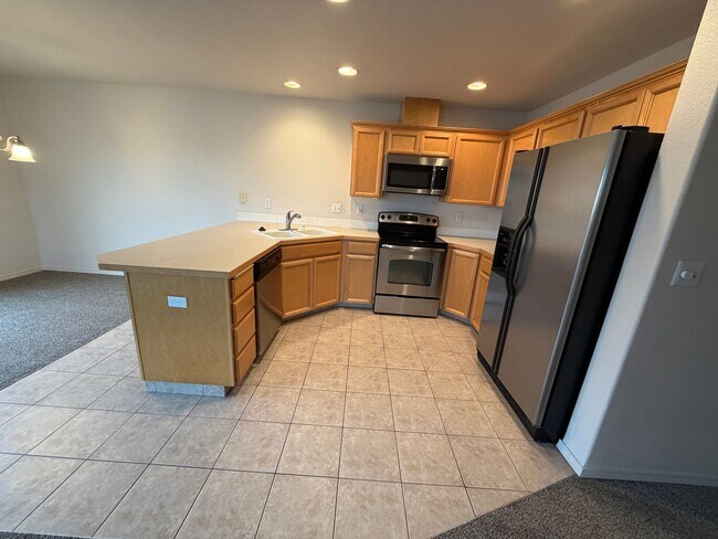Building Photo - New paint & carpet! 2 bed 2.5 bath + bonus room townhome