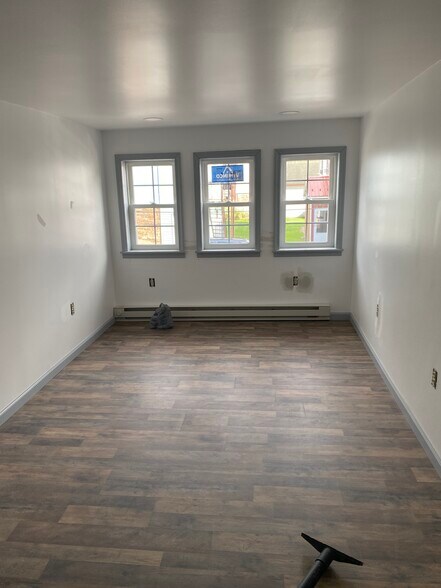 Building Photo - 162-201 E Front St