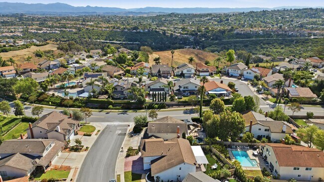 Building Photo - Stunning 4 bedroom, 3bath home, with pool in Laguna Niguel!