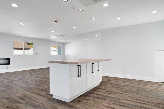 Building Photo - Spacious 3BR NoHo Home w/ Luxury European Finishes