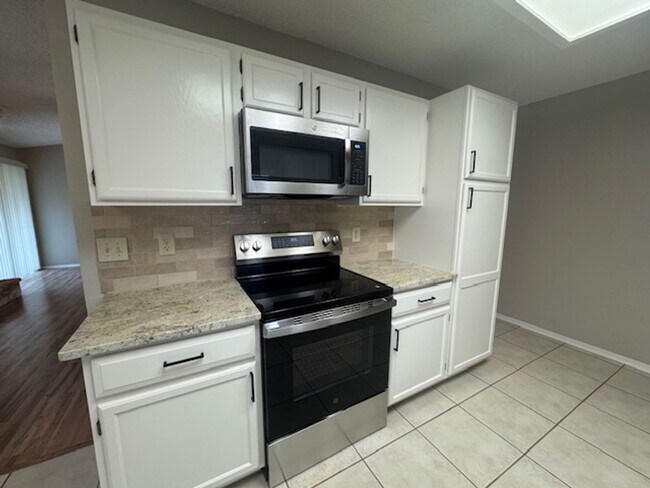 Building Photo - What a Gem! Spacious, Renovated 1-Story Ho...