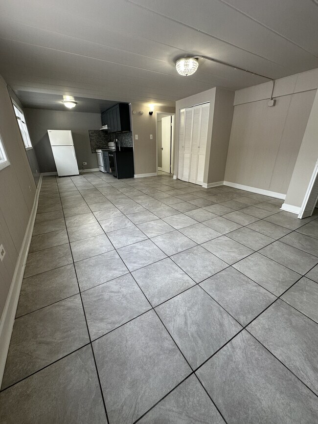 Building Photo - 9632 Ivanhoe Ave