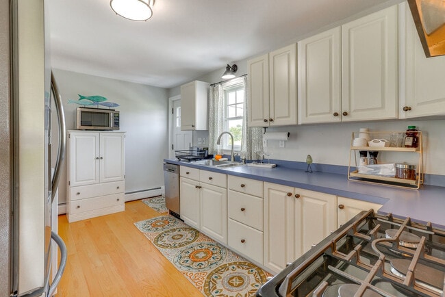 Building Photo - 47 Cosey Beach Ave