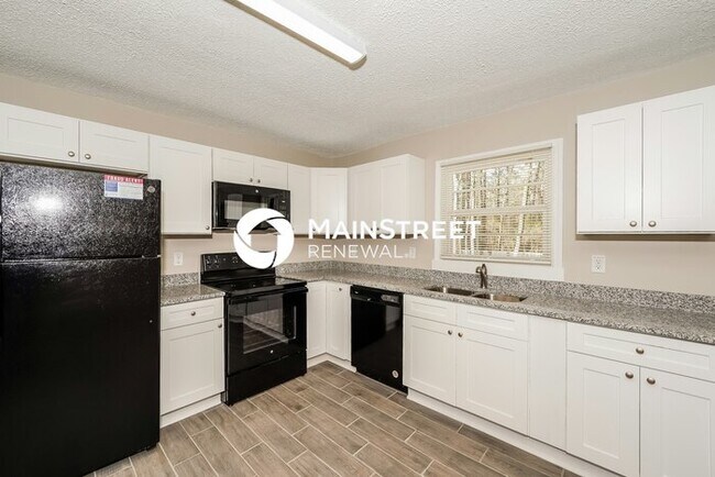 Building Photo - 3 Bedroom Pet-Friendly Home in Center Poin...