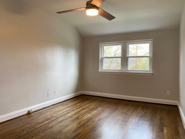 Building Photo - Charming 3 Bedroom/1 Bathroom Townhome in ...