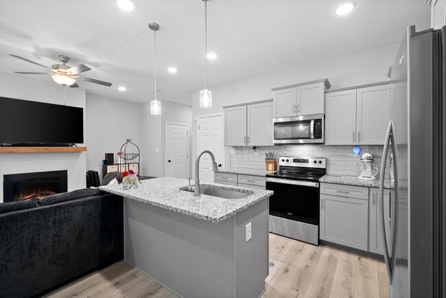 Building Photo - 418 Oak St