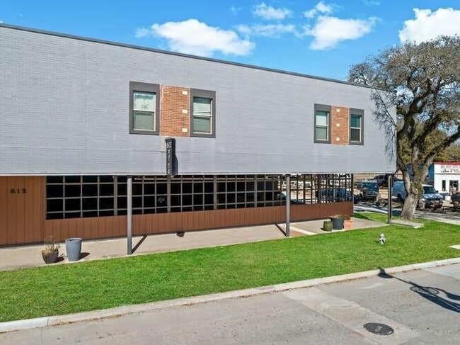 Building Photo - 612 W Texas Ave