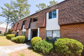 Building Photo - Charming Condo with community pool