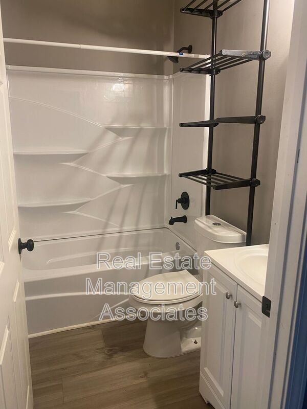 Building Photo - 609 N Hill St