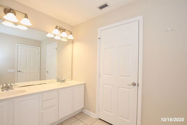 Building Photo - Beautiful 3/3.5 Townhome with a Spacious 2 Car Garage in the Gate Guarded Community of Spring Isl...